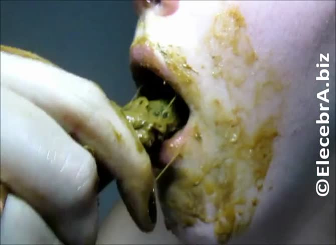 Video :Blonde eating her own shit and loving it